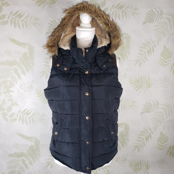 Jackets & Blazers - ** PRICE FIRM ** Women faux fur hooded vest